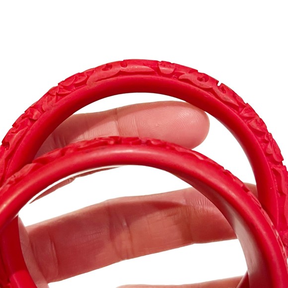Vtg Chinese Red Cinnabar Flower Floral & Fruit Design Carved Bangle Bracelet x2 - Picture 3 of 12